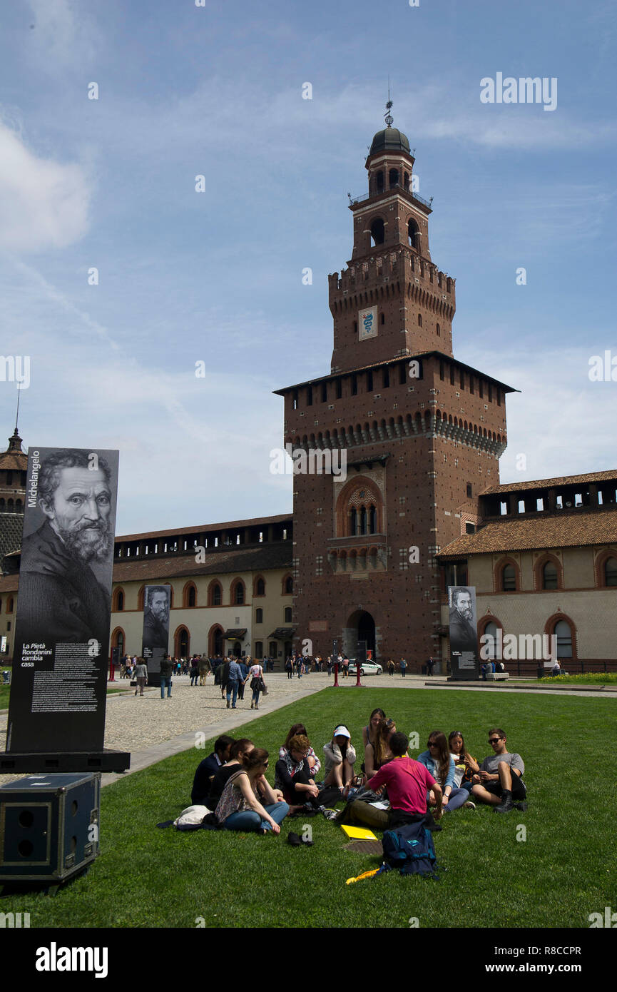L'Italie, Lombardie, Milan, Castello Sforzesco. Square d'armes. Cour intérieure avec les gens. Banque D'Images