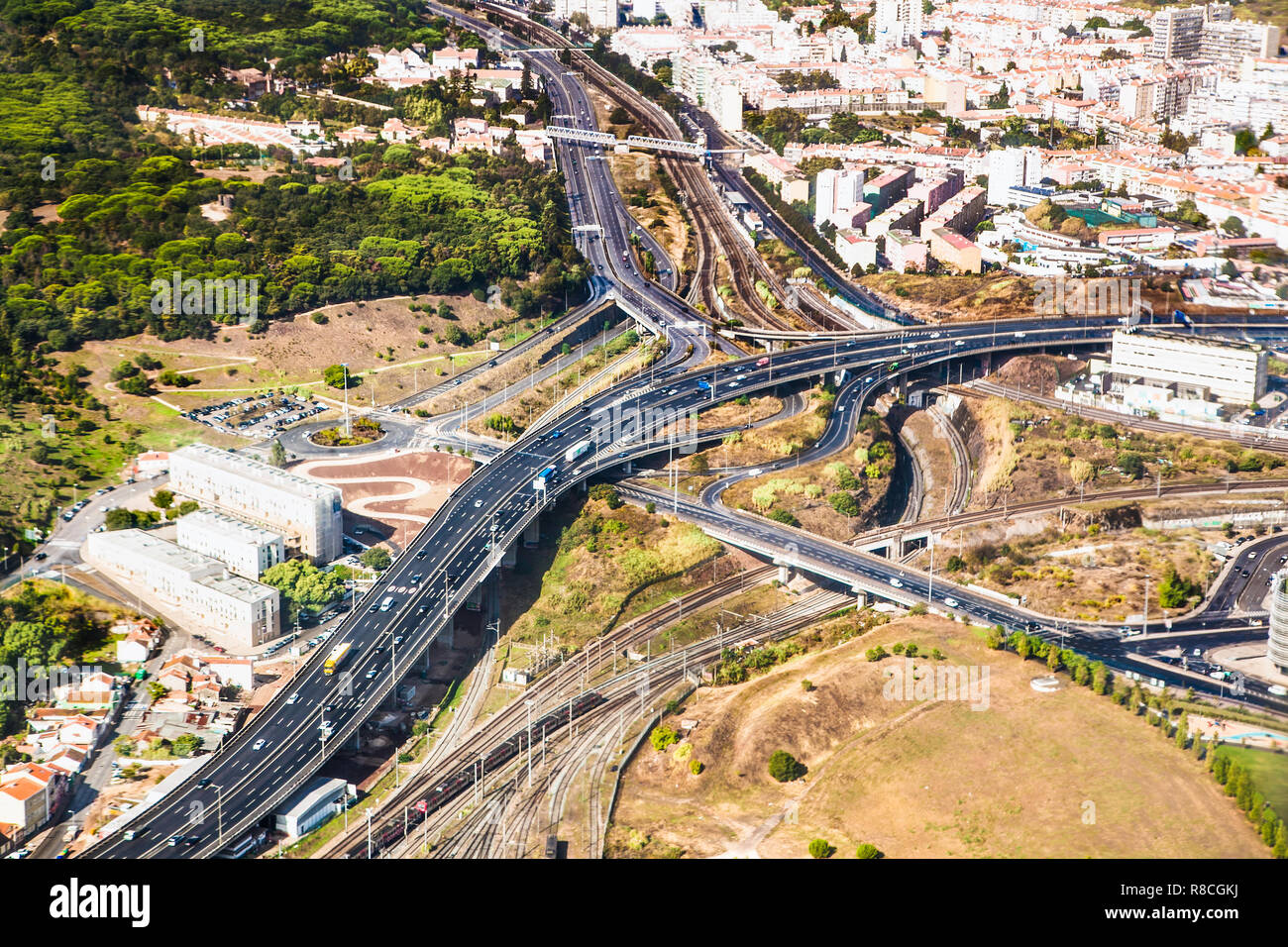 Vue aérienne de la ville de Lisbonne les routes, vue d'en haut, vue d'en haut au-dessus de la route, l'autoroute et de l'autoroute de nuit vue aérienne d'avion.Le Portugal. Banque D'Images