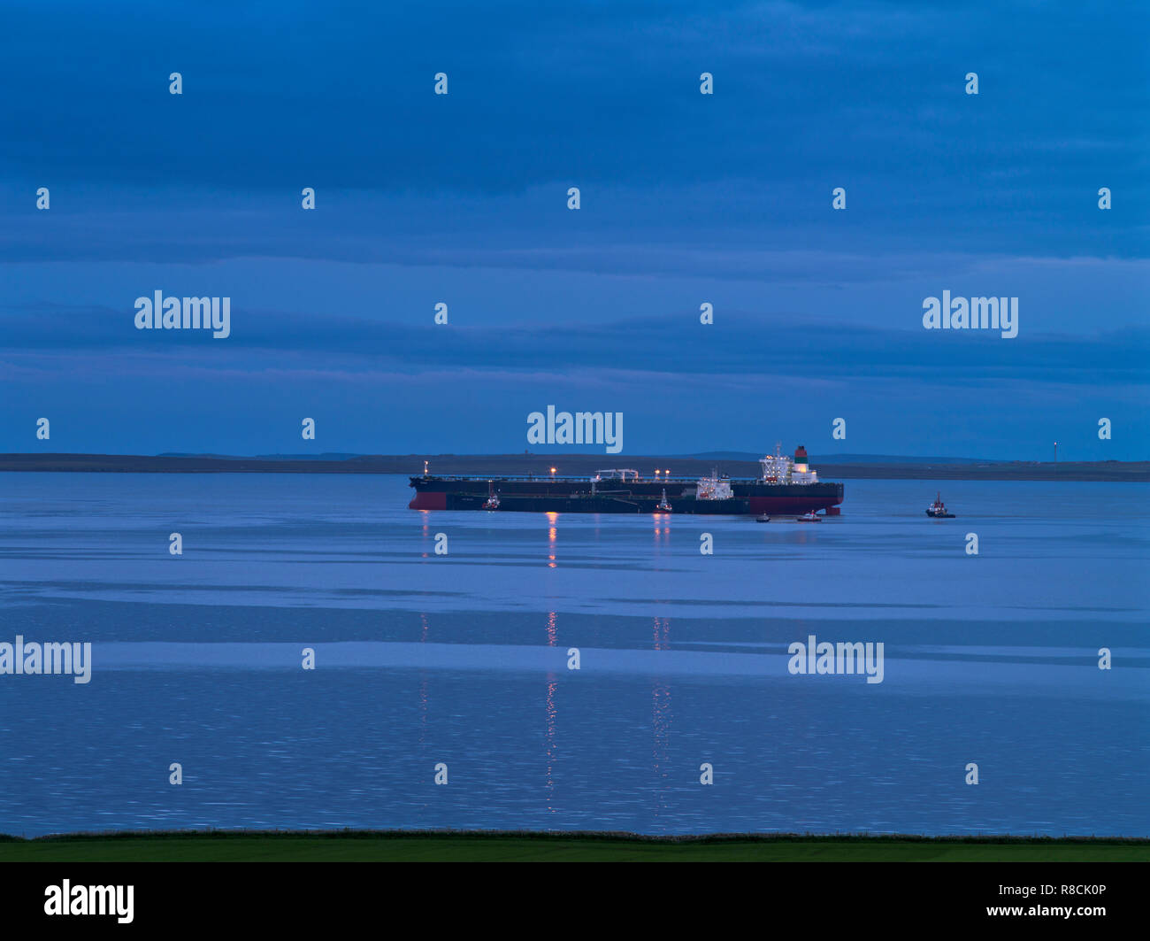dh transfert pétrolier SCAPA FLOW ORKNEY Evening Ship remords et pétroliers transfert de navires-citernes scotland Banque D'Images
