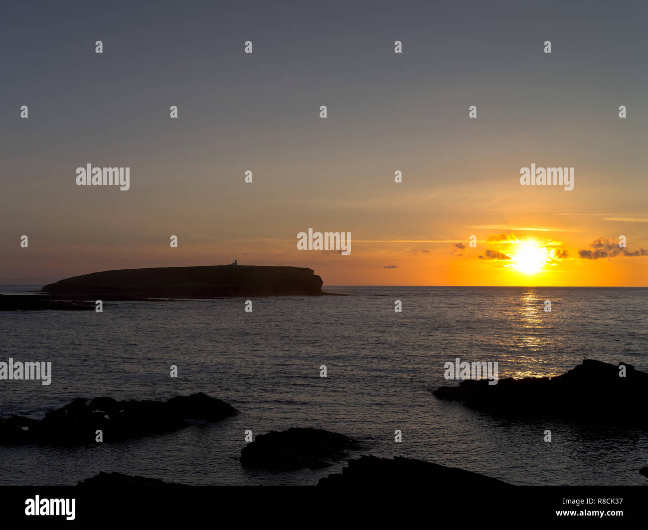 dh Brod of Birsay BIRSAY ORKNEY coucher de soleil sur la côte nord paysage marin de soirée de l'écosse Banque D'Images