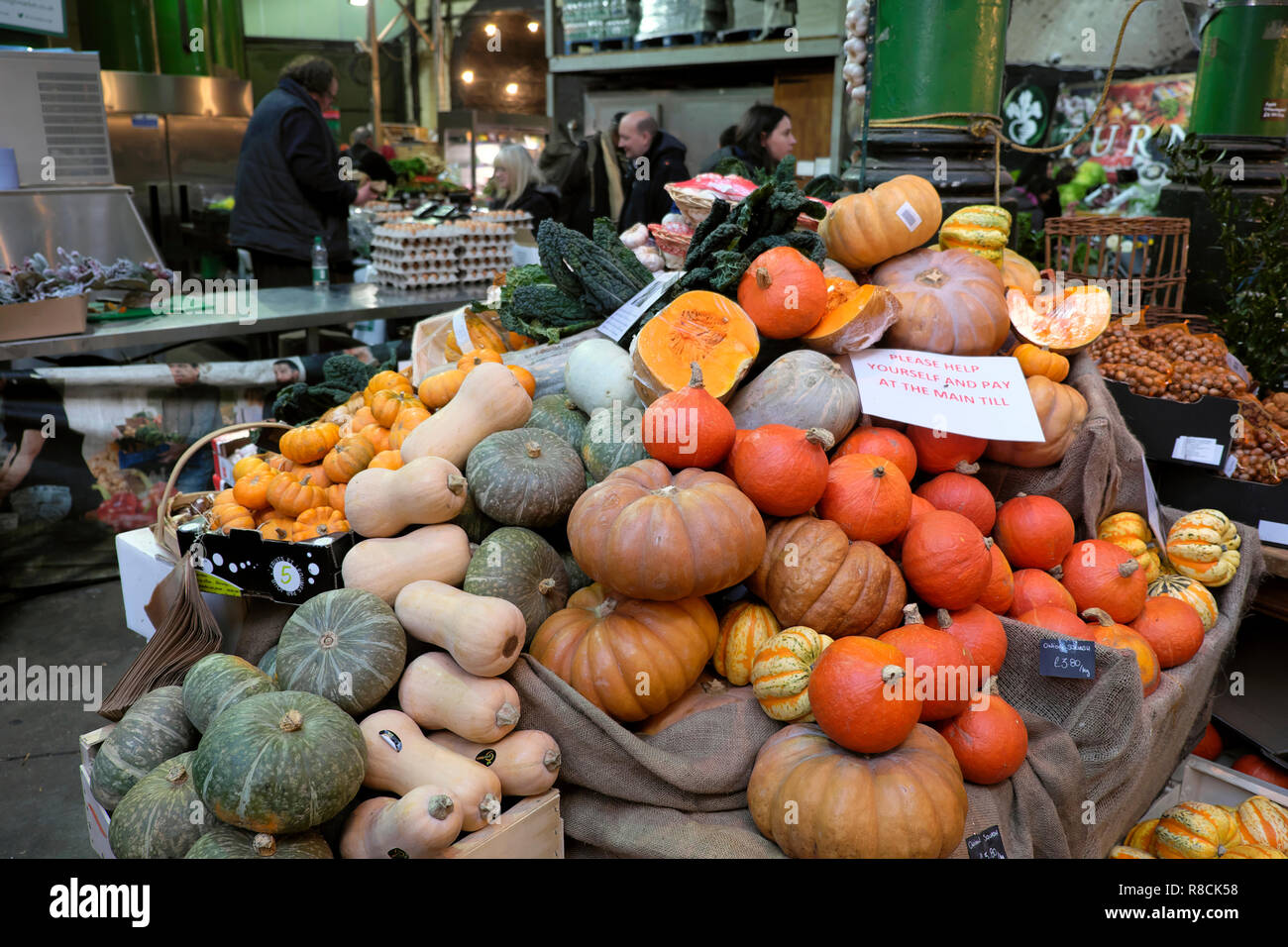 Variété de courges, citrouilles, gourdes sur un Borough Market citrouille et stand de courge en hiver novembre South London Angleterre KATHY DEWITT Banque D'Images