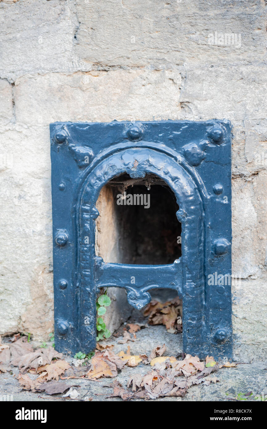 Ancienne Bootscraper construit dans le mur du bâtiment de la rue du marché, Bradford on Avon, Wiltshire, Royaume-Uni. Banque D'Images