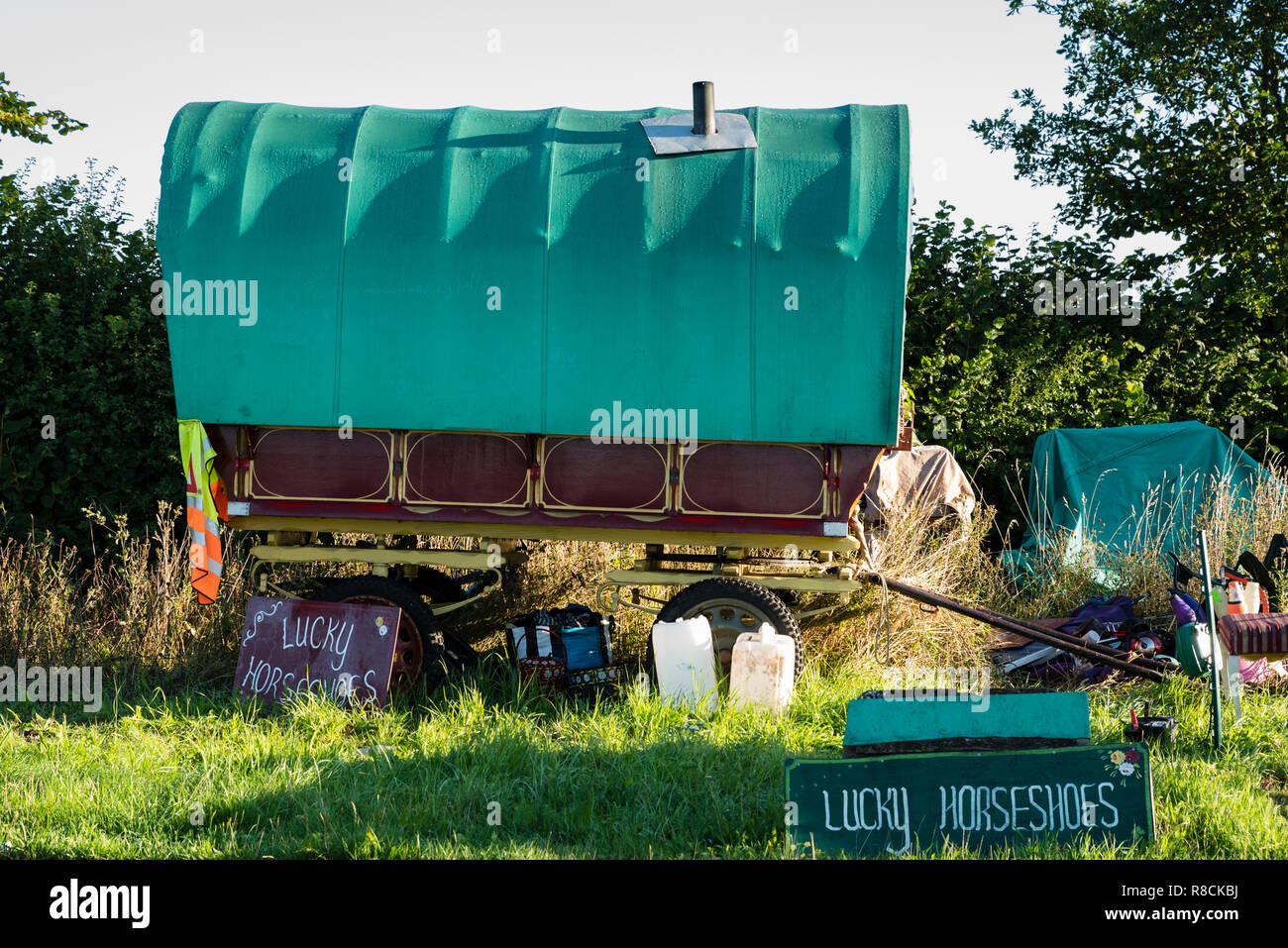 Une roulotte itinérante sur un bord de la route dans l'Angleterre rurale avec 'Lucky' horsehoes signes. Banque D'Images