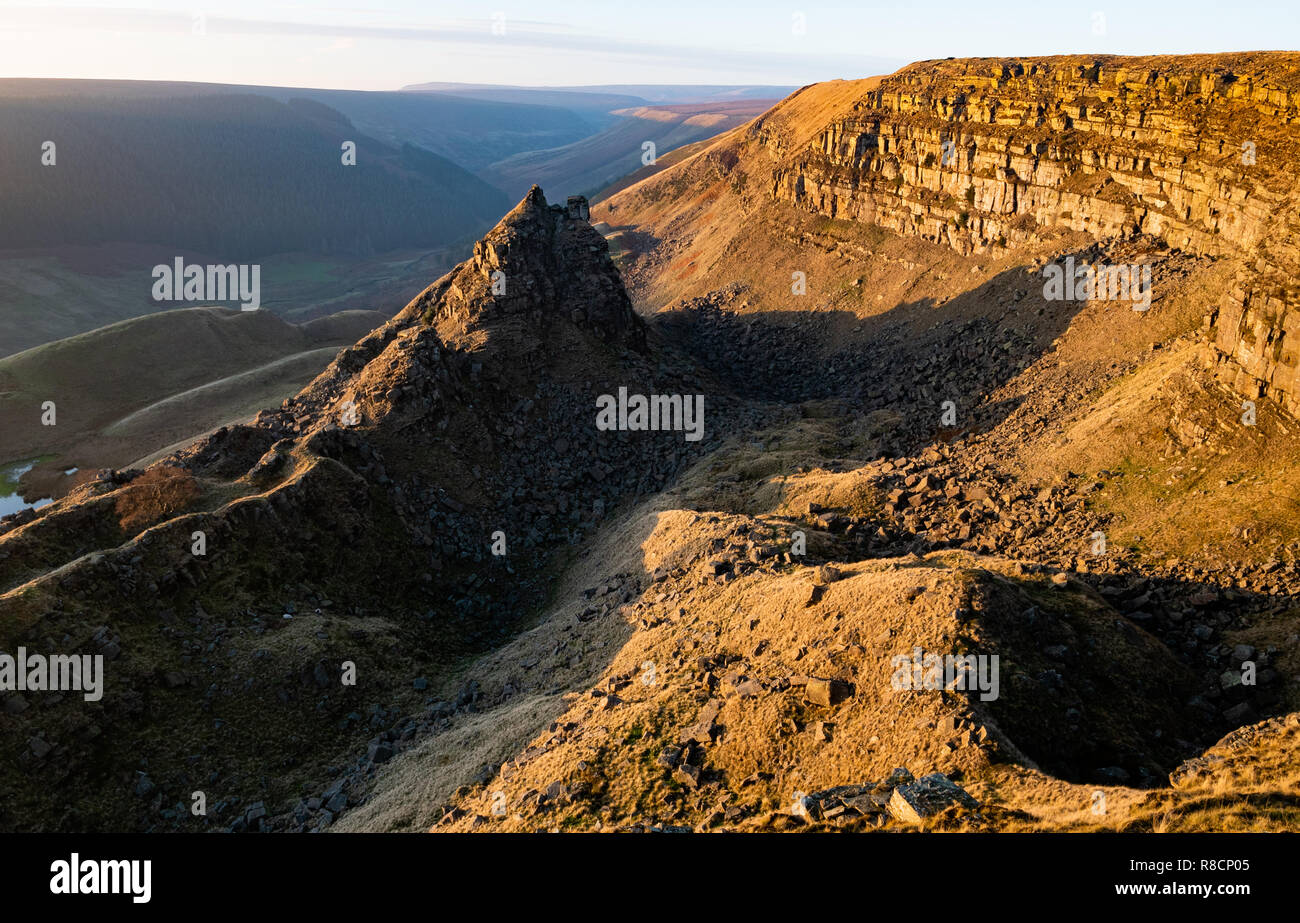 Le grand glissement de châteaux d'Alport Dale Alport ci-dessus dans le Derbyshire High Peak UK où millstone grit strates ont glissé par-dessus de lits de schiste Banque D'Images