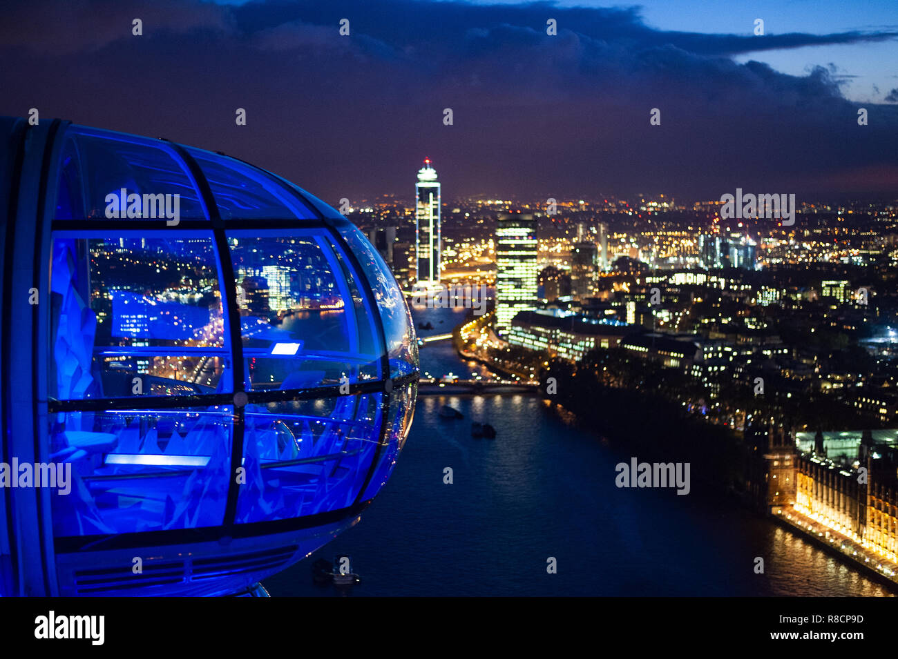 (Selective focus) Très belle vue du haut de la grande roue (London Eye) avec la Tamise et la ville illuminée de Londres. Banque D'Images