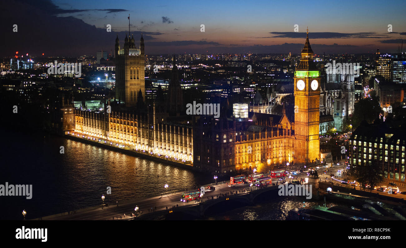 Belle vue depuis le haut de la grande roue (London Eye) avec la Tamise et la ville illuminée de Londres, Royaume-Uni. Banque D'Images