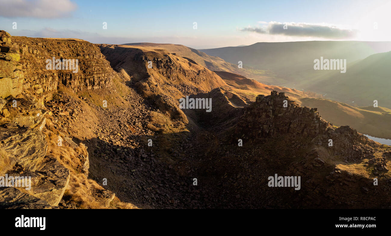 Le grand glissement de châteaux d'Alport Dale Alport ci-dessus dans le Derbyshire High Peak UK où millstone grit strates ont glissé par-dessus de lits de schiste Banque D'Images