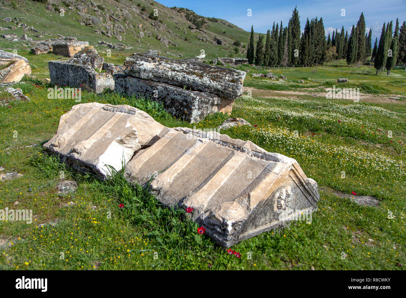 Nécropole de la ville antique de Hierapolis en Turquie jusqu'à ce que le sarcophage. Banque D'Images
