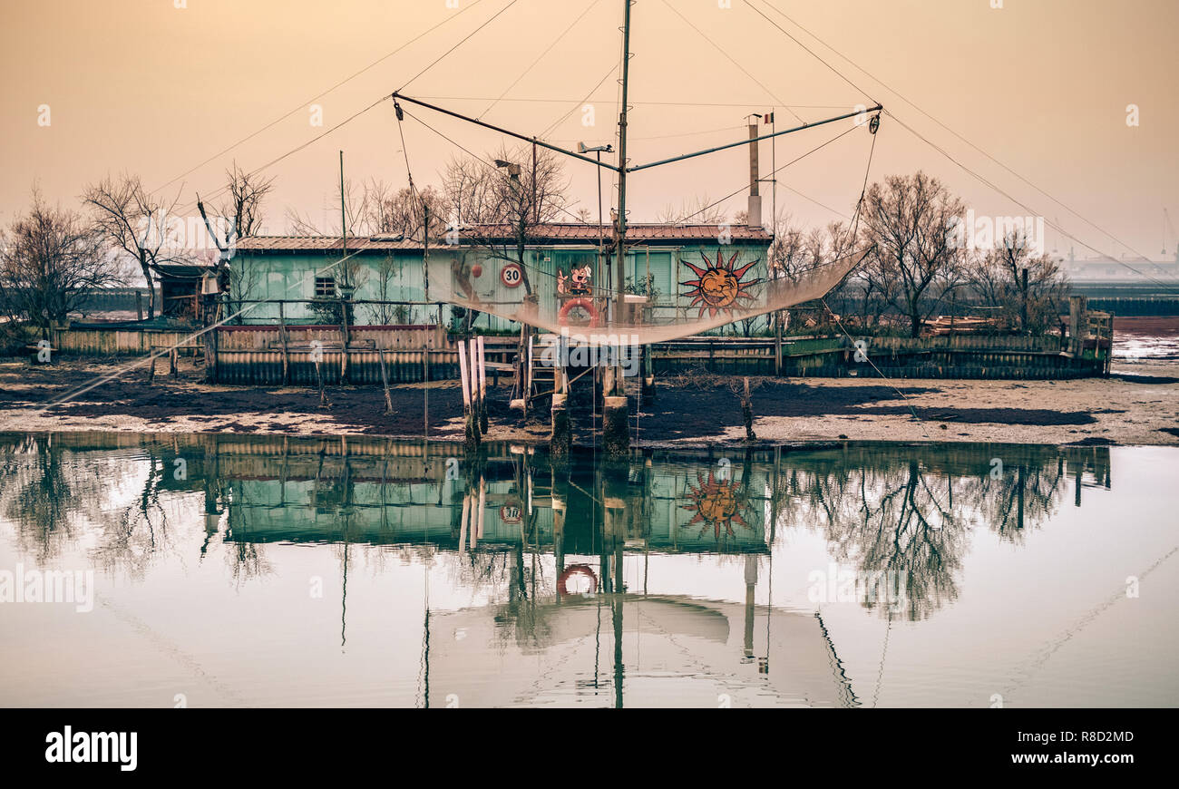 01-24-2016. Marina di Ravenna, Ravenne, Italie. Cabane de pêche construit auto réfléchissant sur la lagune. Banque D'Images