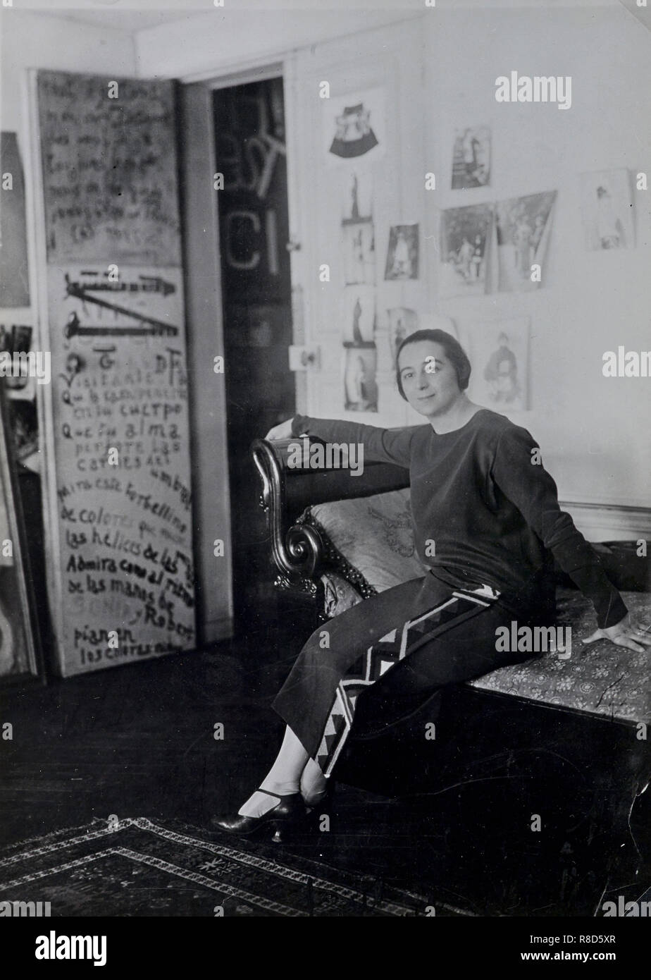 Sonia Delaunay dans l'appartement des Delaunays, Boulevard Malesherbes, Paris, 1924. Banque D'Images