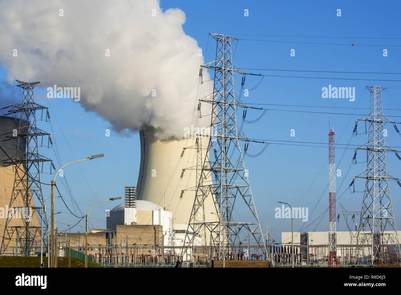 Pylônes à haute tension / transmission towers en face de la centrale nucléaire de Doel / centrale nucléaire à la port d'Anvers, Belgique Banque D'Images Pylônes à haute tension / transmission towers en face de la centrale nucléaire de Doel / centrale nucléaire à la port d'Anvers, Belgique Banque D'Images