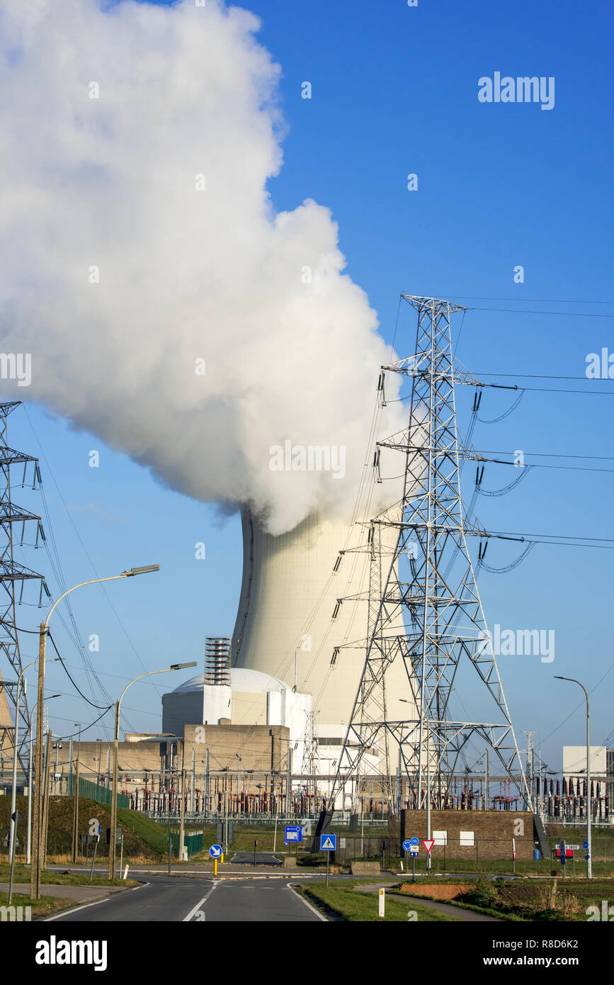 Pylônes à haute tension / transmission towers en face de la centrale nucléaire de Doel / centrale nucléaire à la port d'Anvers, Belgique Banque D'Images Pylônes à haute tension / transmission towers en face de la centrale nucléaire de Doel / centrale nucléaire à la port d'Anvers, Belgique Banque D'Images