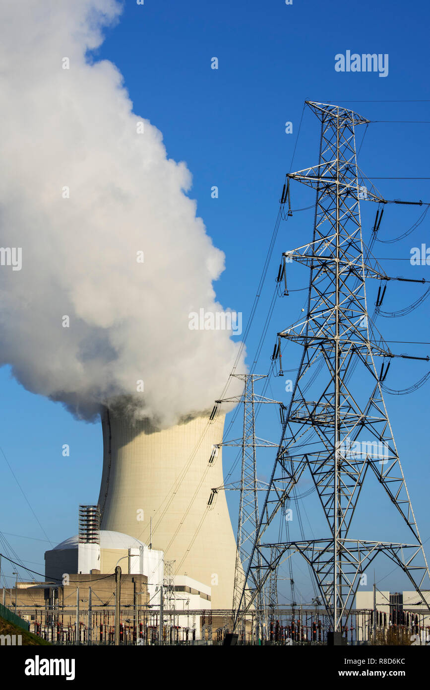 Pylônes à haute tension / transmission towers en face de la centrale nucléaire de Doel / centrale nucléaire à la port d'Anvers, Belgique Banque D'Images Pylônes à haute tension / transmission towers en face de la centrale nucléaire de Doel / centrale nucléaire à la port d'Anvers, Belgique Banque D'Images