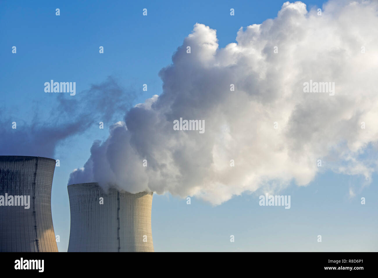 Deux tours de refroidissement de centrale nucléaire / nuclear power plant et massif nuage de vapeur d'eau / vapeur contre le ciel bleu Banque D'Images Deux tours de refroidissement de centrale nucléaire / nuclear power plant et massif nuage de vapeur d'eau / vapeur contre le ciel bleu Banque D'Images