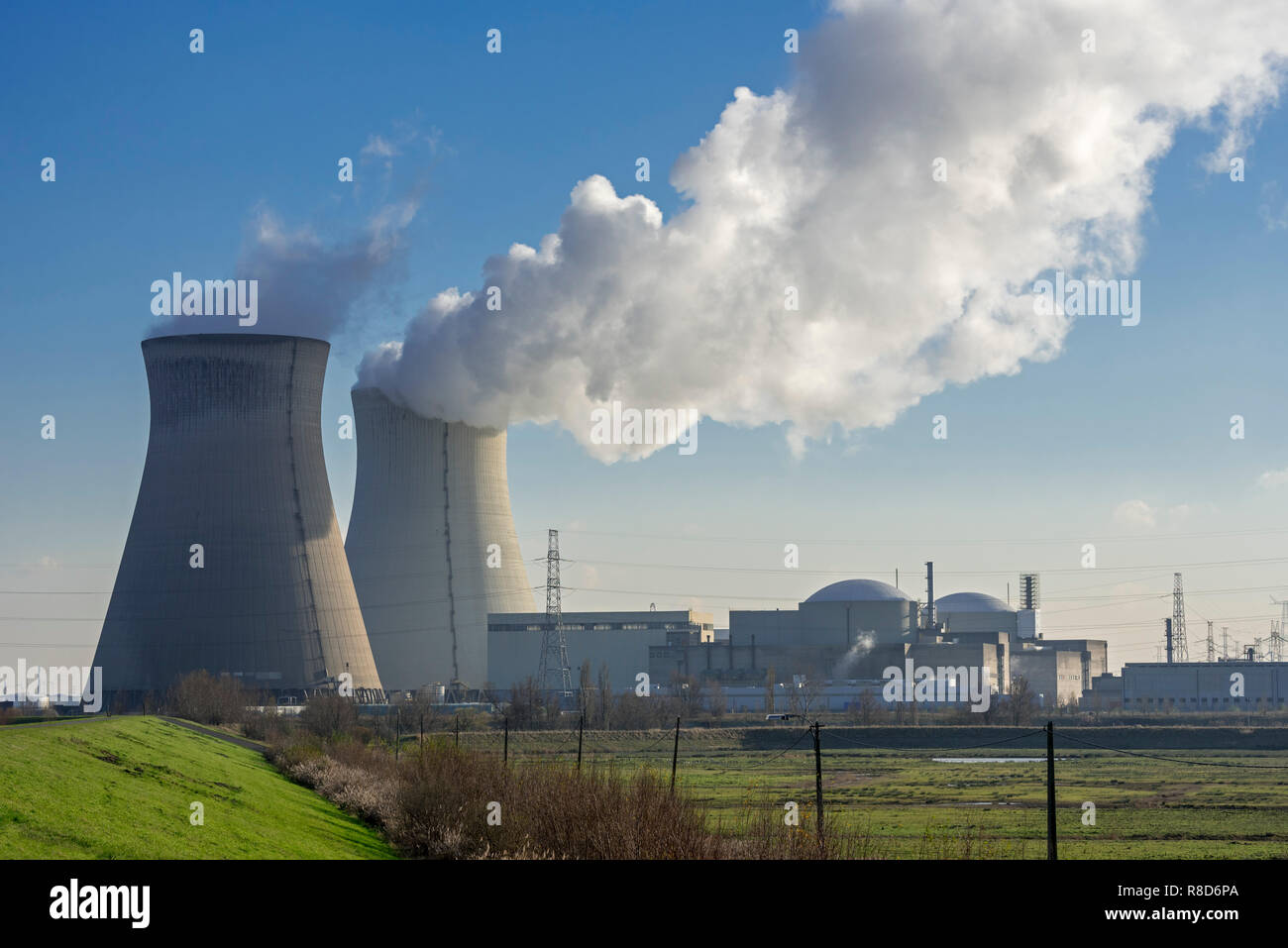Tours de refroidissement de la centrale nucléaire de Doel / centrale nucléaire dans le port d'Anvers, Flandre orientale, Belgique Banque D'Images Tours de refroidissement de la centrale nucléaire de Doel / centrale nucléaire dans le port d'Anvers, Flandre orientale, Belgique Banque D'Images