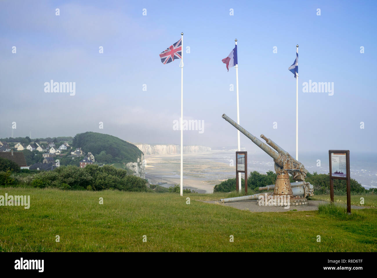 WW2 memorial avec 100mm de mitrailleuses du cargo blindé Français P21 Le Cerons sur falaise à Veules-les-Roses, Normandie, France Banque D'Images