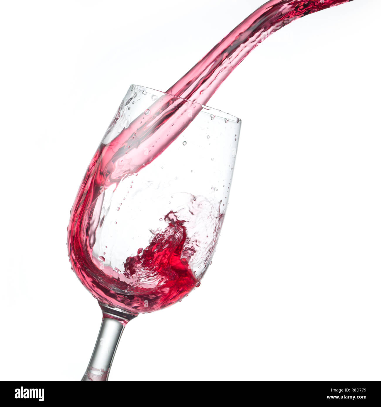 Verseur à vin rouge en verre isolé sur fond blanc, studio photo Banque D'Images