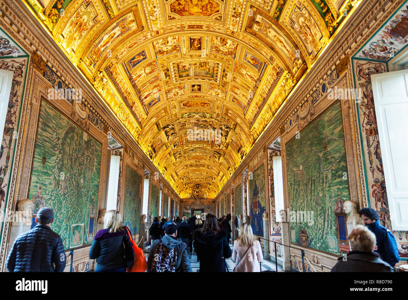 Mur et plafond peintures dans la galerie des cartes avec des touristes se promènent dans au Musée du Vatican, la tva Banque D'Images