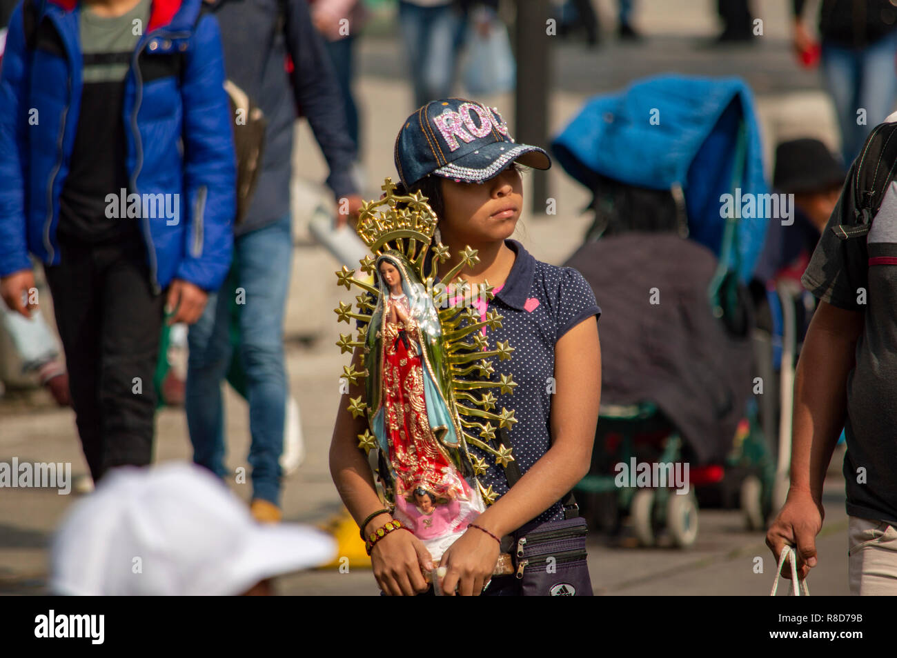 Un pèlerin portant la statue de la Vierge Marie dans la ville de Mexico, Mexique Banque D'Images