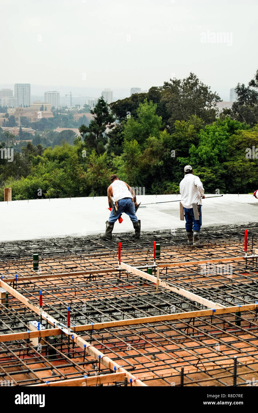 Verser du béton sur une nouvelle plate-forme surélevée Banque D'Images