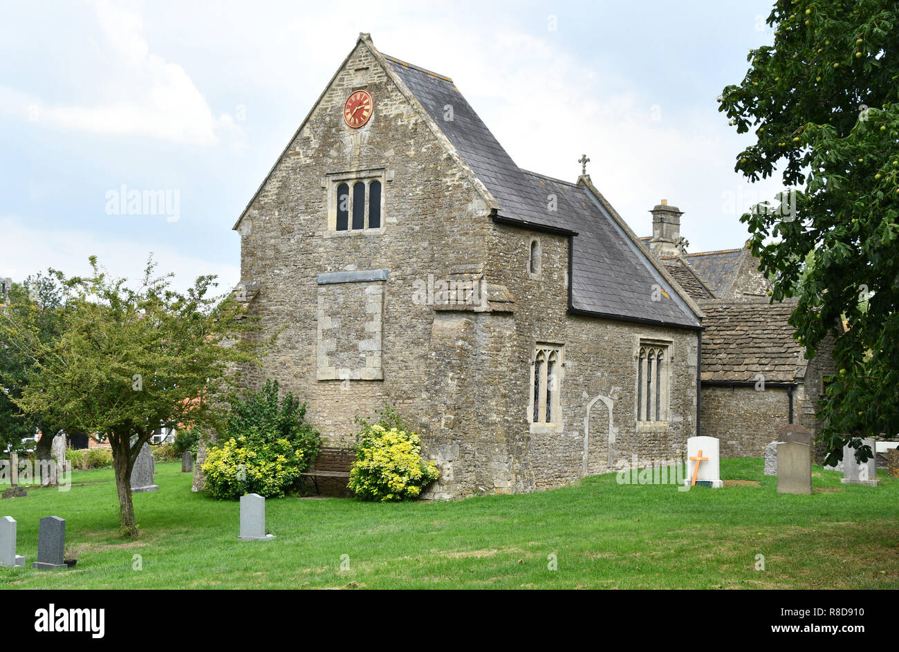 L'église St Mary, 11e siècle, église anglicane, norman porche et piliers,la tour ouest est soutenue par des contreforts diagonaux. Laverton, Somerset.UK Banque D'Images