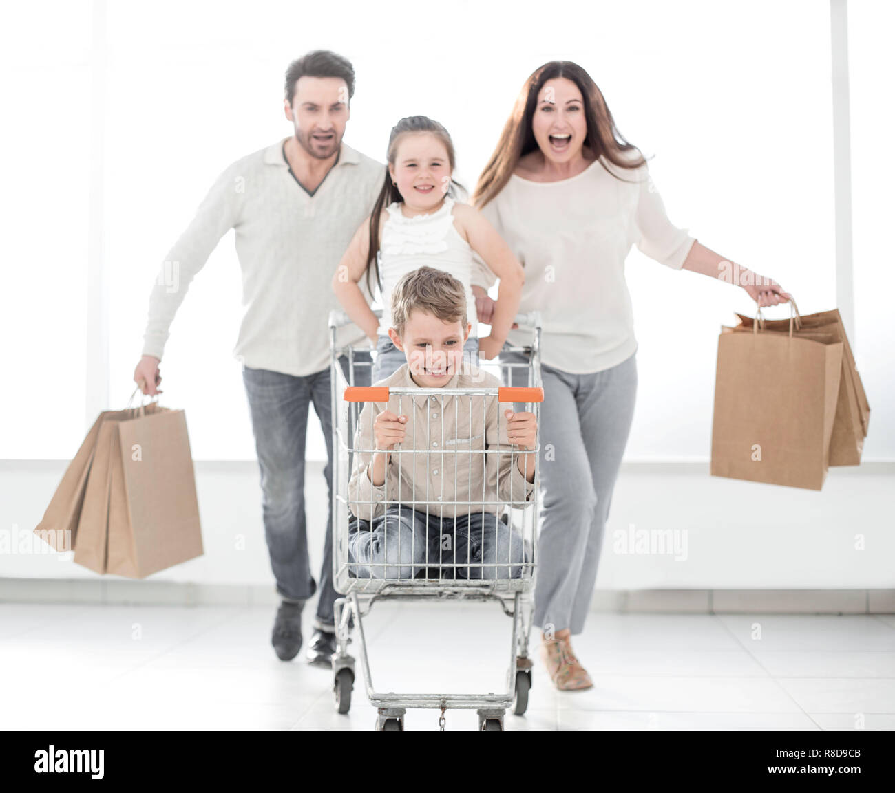 Famille heureuse avec panier et enfants Banque D'Images