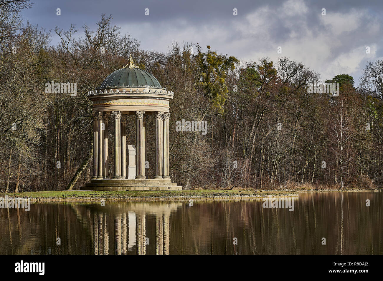 Le temple d'apollon reflète dans le lac et au loin le château de Nymphenburg, ciel bleu et nuages, se sent comme une peinture à l'huile, Munich, Allemagne Banque D'Images