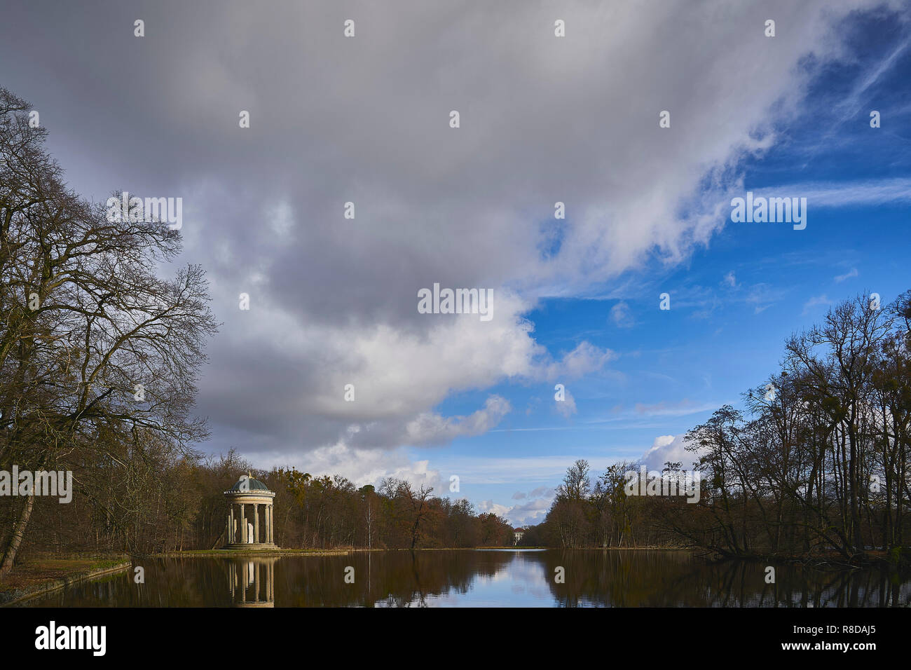 Le temple d'apollon reflète dans le lac et au loin le château de Nymphenburg, ciel bleu et nuages, se sent comme une peinture à l'huile, Munich, Allemagne Banque D'Images