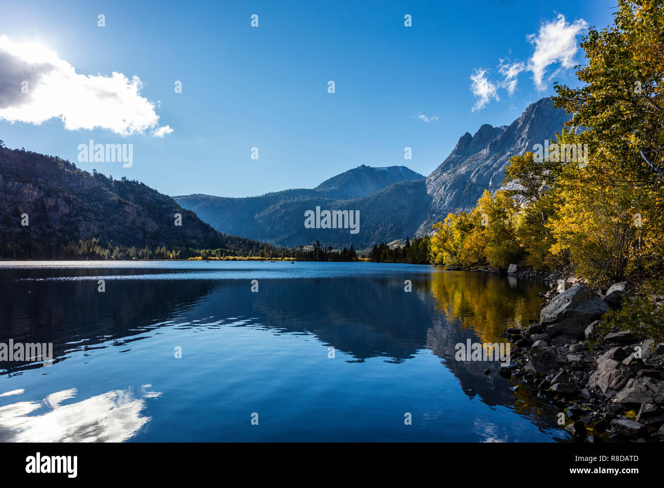 Lac d'argent aux couleurs de l'automne sur la BOUCLE DU LAC JUIN - l'EST DE LA SIERRA, EN CALIFORNIE Banque D'Images