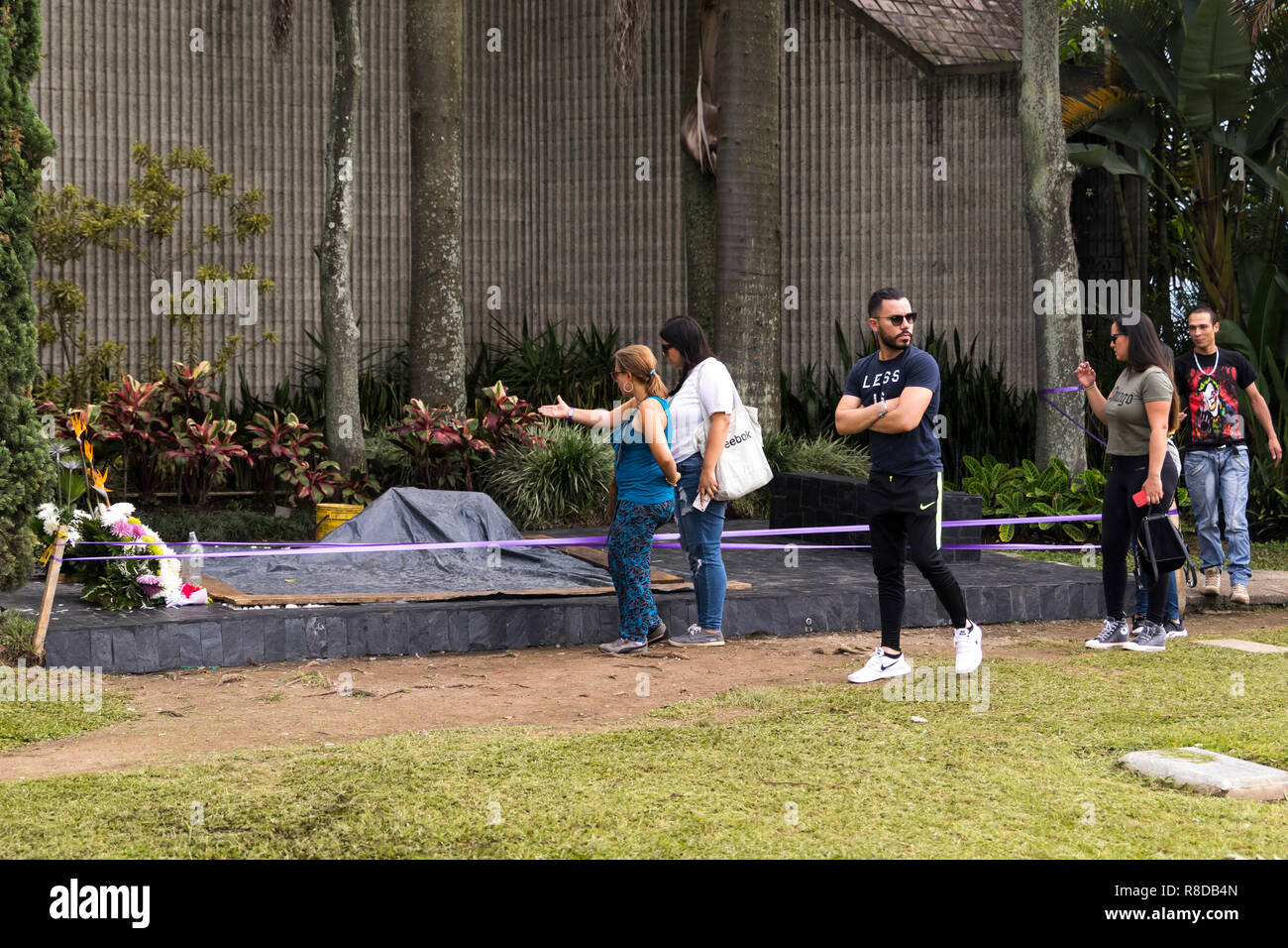 Les touristes visitant la tombe de Pablo Escobar dans le Jardin de Montesacro cemetery Banque D'Images