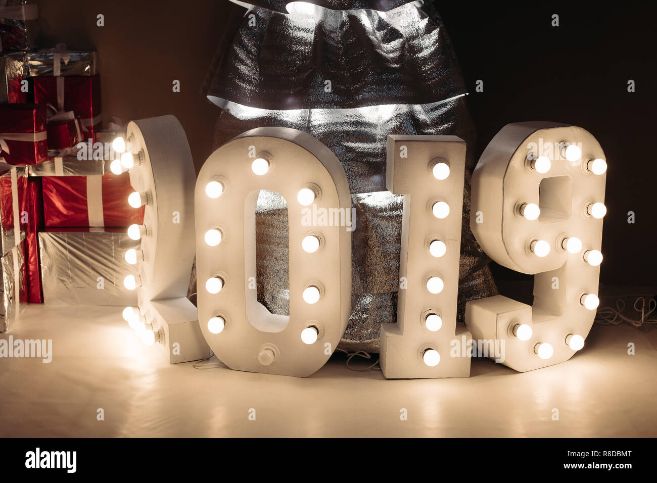 Nouvelle Année 2019 numéros de l'arbre de Noël illuminé d'argent. Banque D'Images