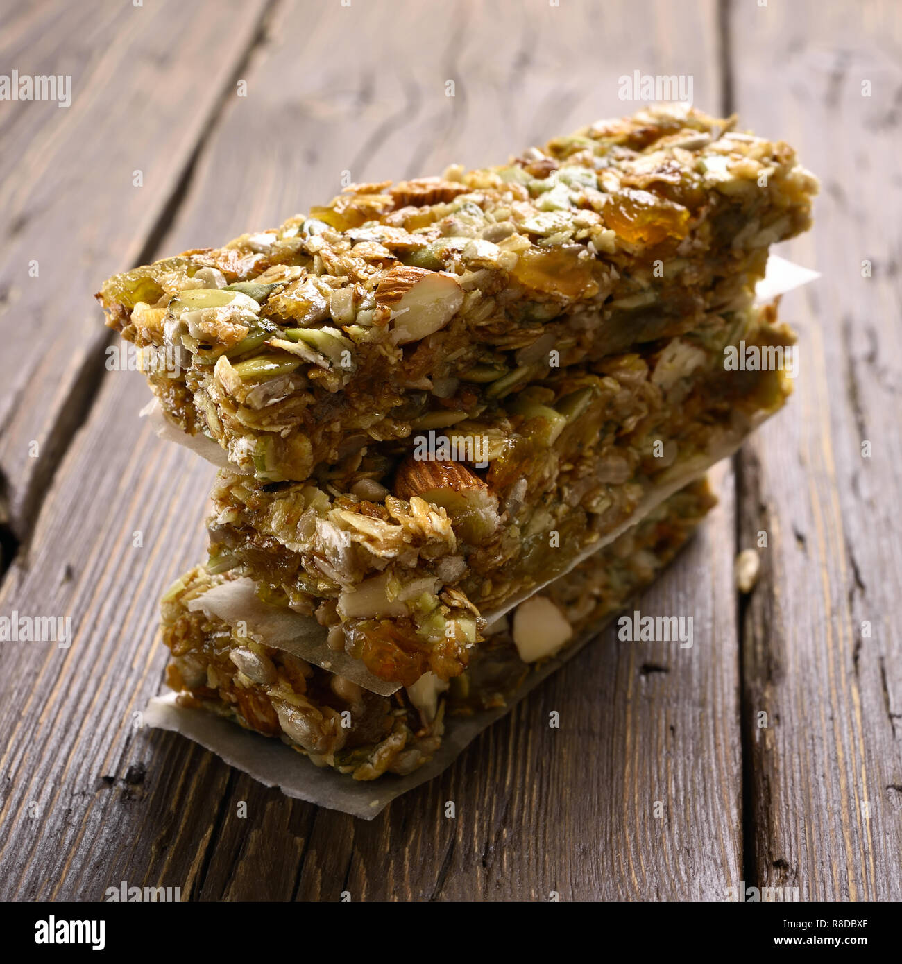 Pile de barre granola. Snack-énergie sur table en bois. Vue rapprochée Banque D'Images
