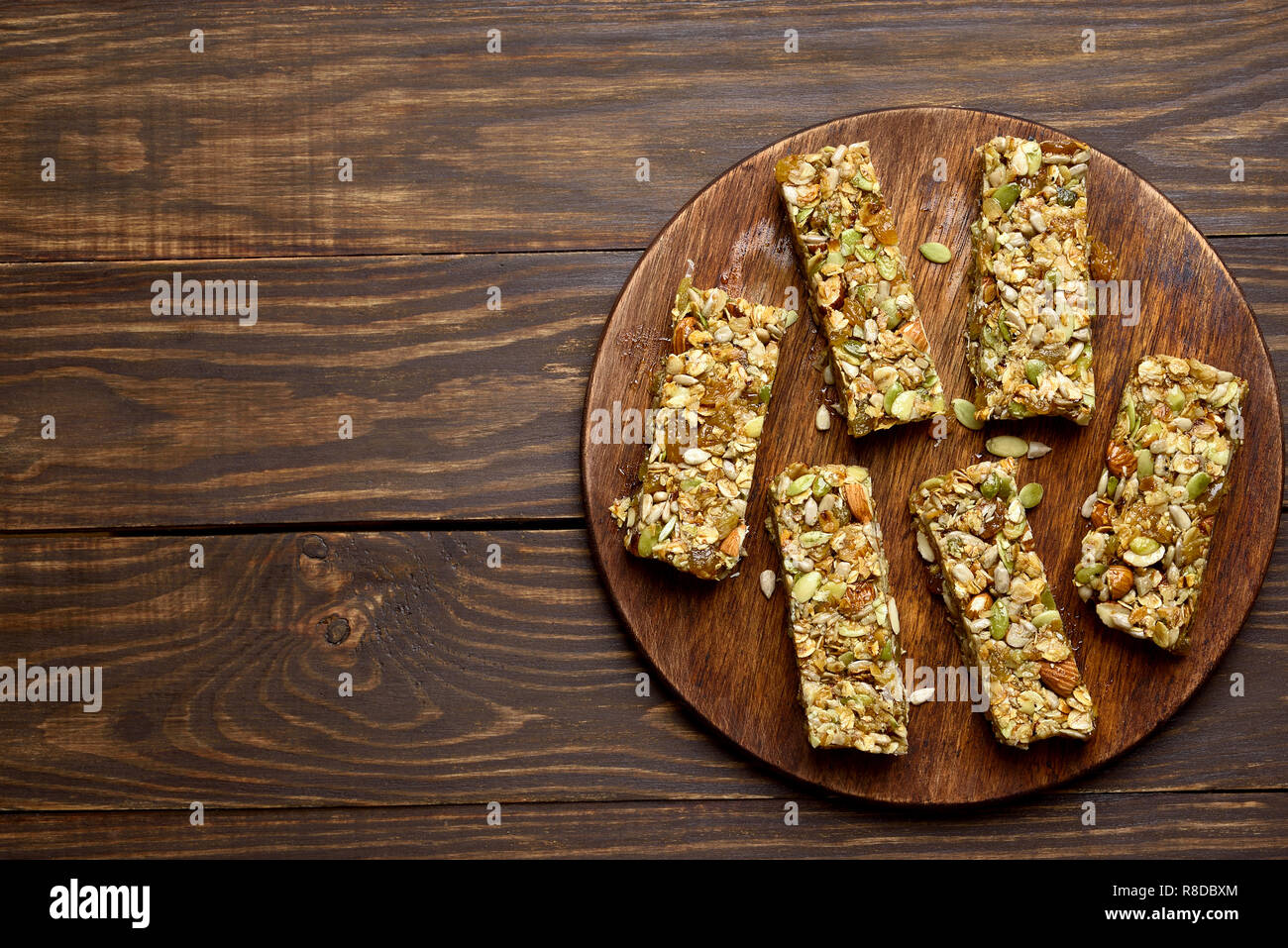 L'énergie saine snack barre granola sur planche de bois. Haut de la vue, télévision lay Banque D'Images