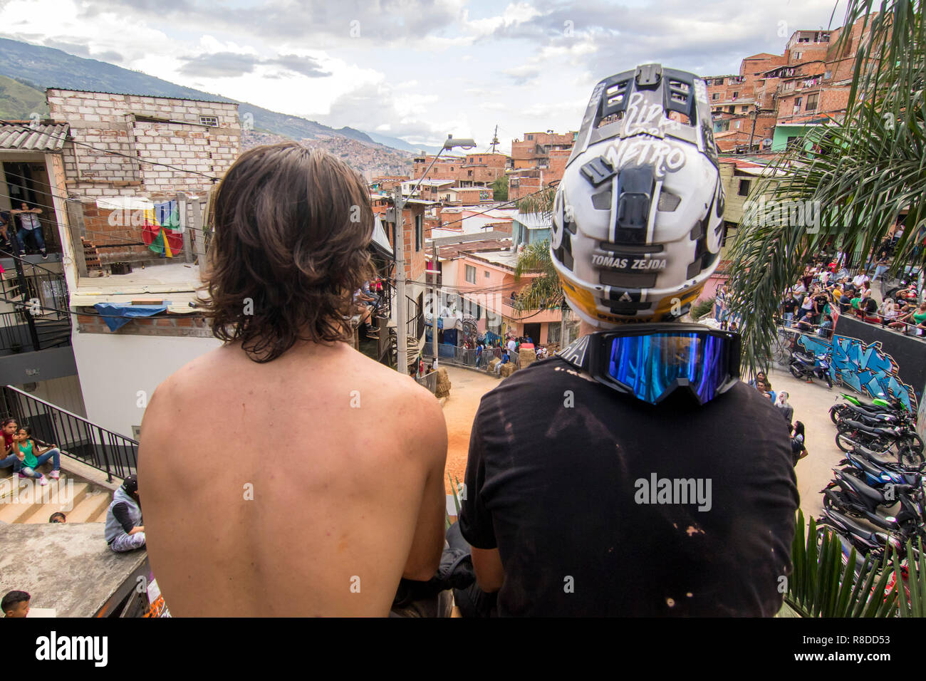 Deux des participants de la course reste à regarder le quartier Las Independencias en descente Medellin 2018 Défi. C'est événement cycliste Banque D'Images