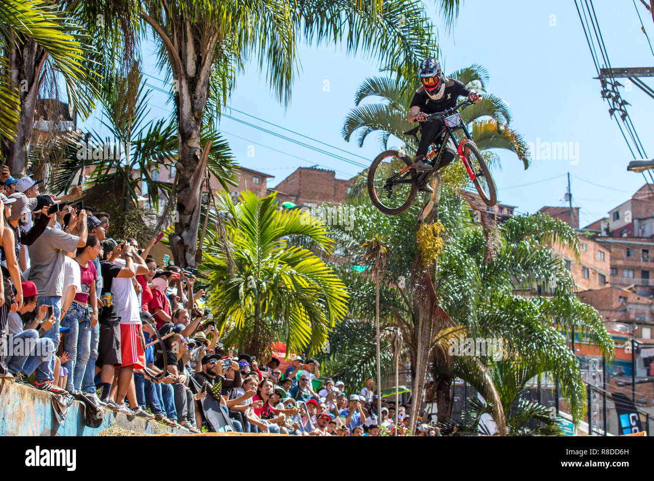 Henry Wilkins touring la piste pendant la descente à Medellin 2018 Défi. Le vélo qui a eu lieu ce 2 décembre 2018 dans les quartiers de Banque D'Images