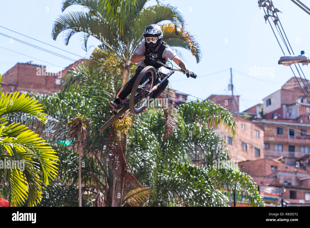 Nicolas Correa touring la piste pendant la descente à Medellin 2018 Défi. Le vélo qui a eu lieu ce 2 décembre 2018 dans les quartiers o Banque D'Images