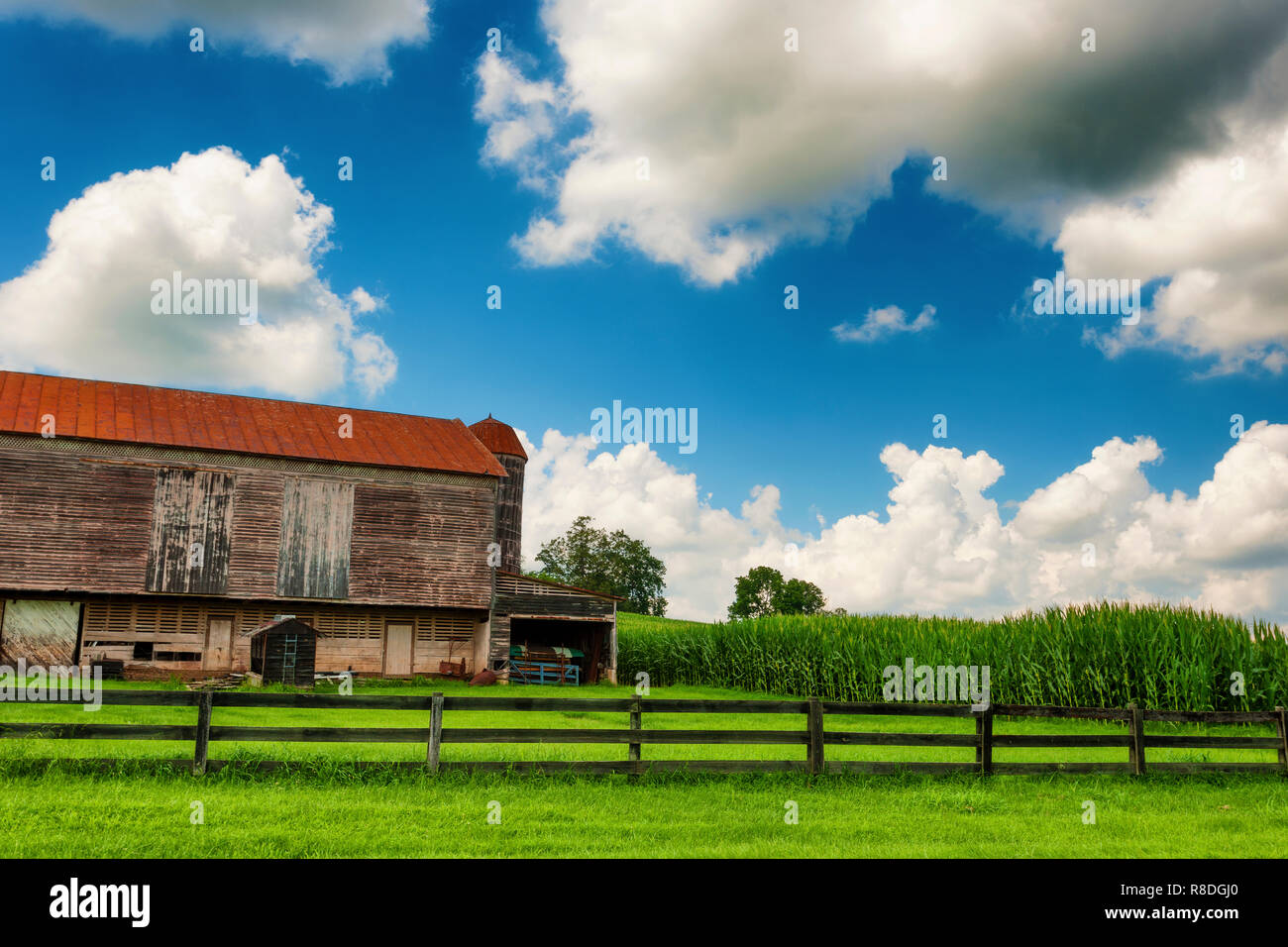 La Virginie de l'Ouest rural scène pays avec grange, pâturages et champs de maïs sous ciel nuageux. Banque D'Images