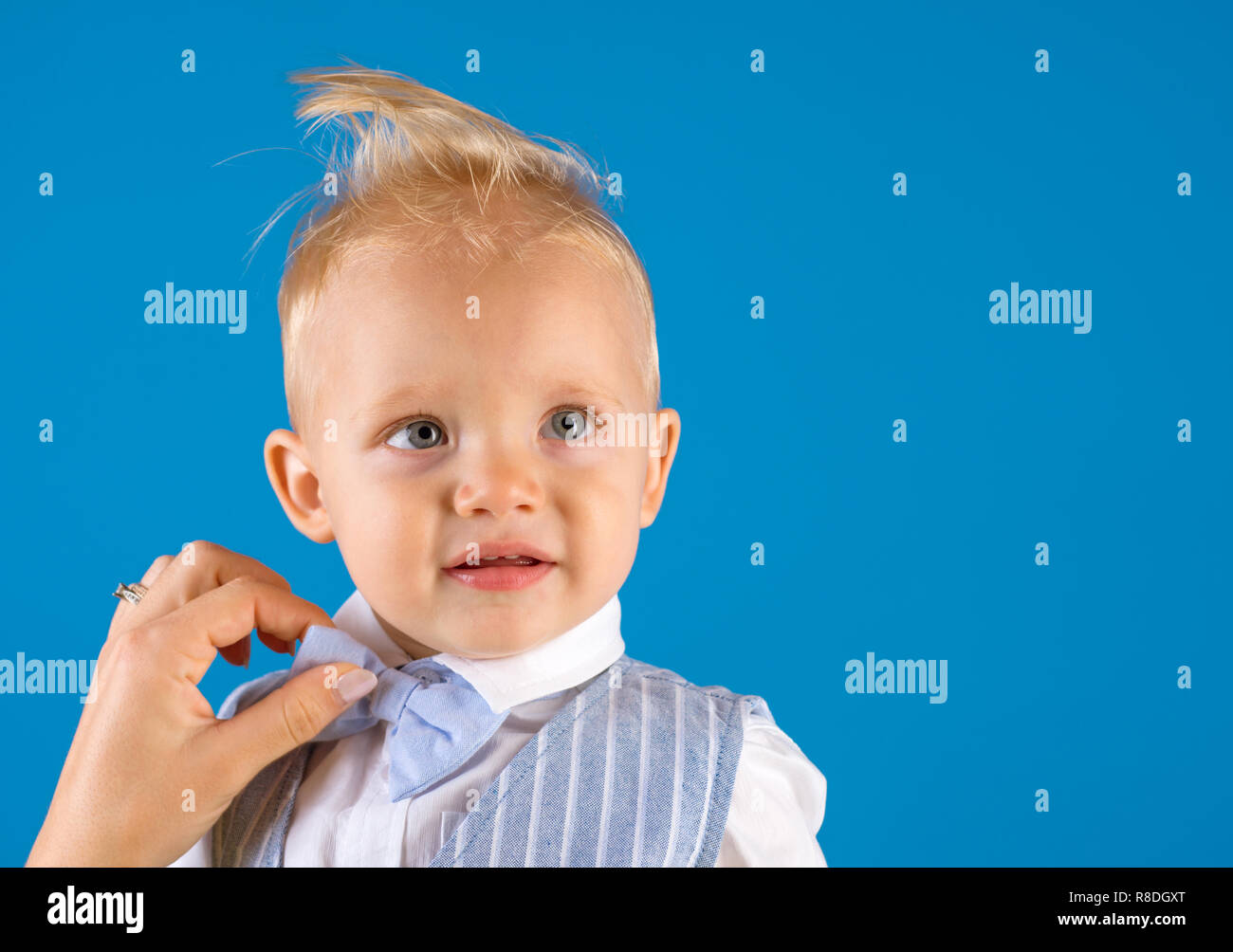 Mes cheveux mon look. Garçon enfant avec des cheveux blonds. Petit