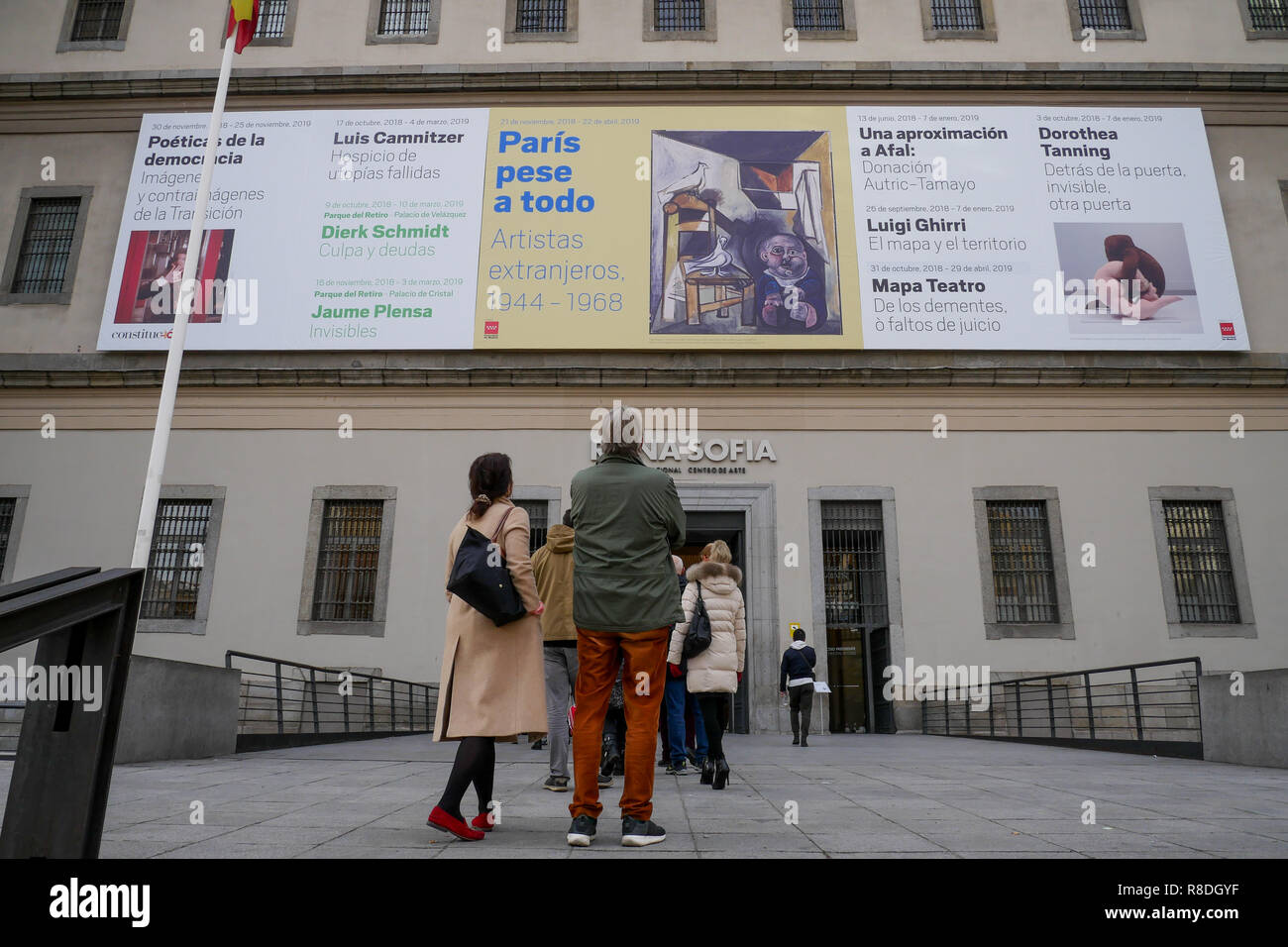 Les visiteurs se tenir devant la Reine Sofia - Museo Nacional Centro de Arte Reina Sofía, Madrid, Espagne Banque D'Images