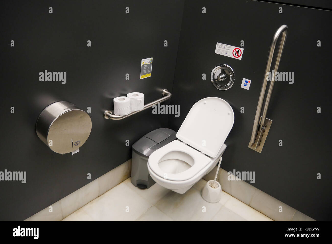 Toilettes pour personnes à mobilité réduite au Musée de la Reine Sofia - Museo Nacional Centro de Arte Reina Sofía, Madrid, Espagne Banque D'Images