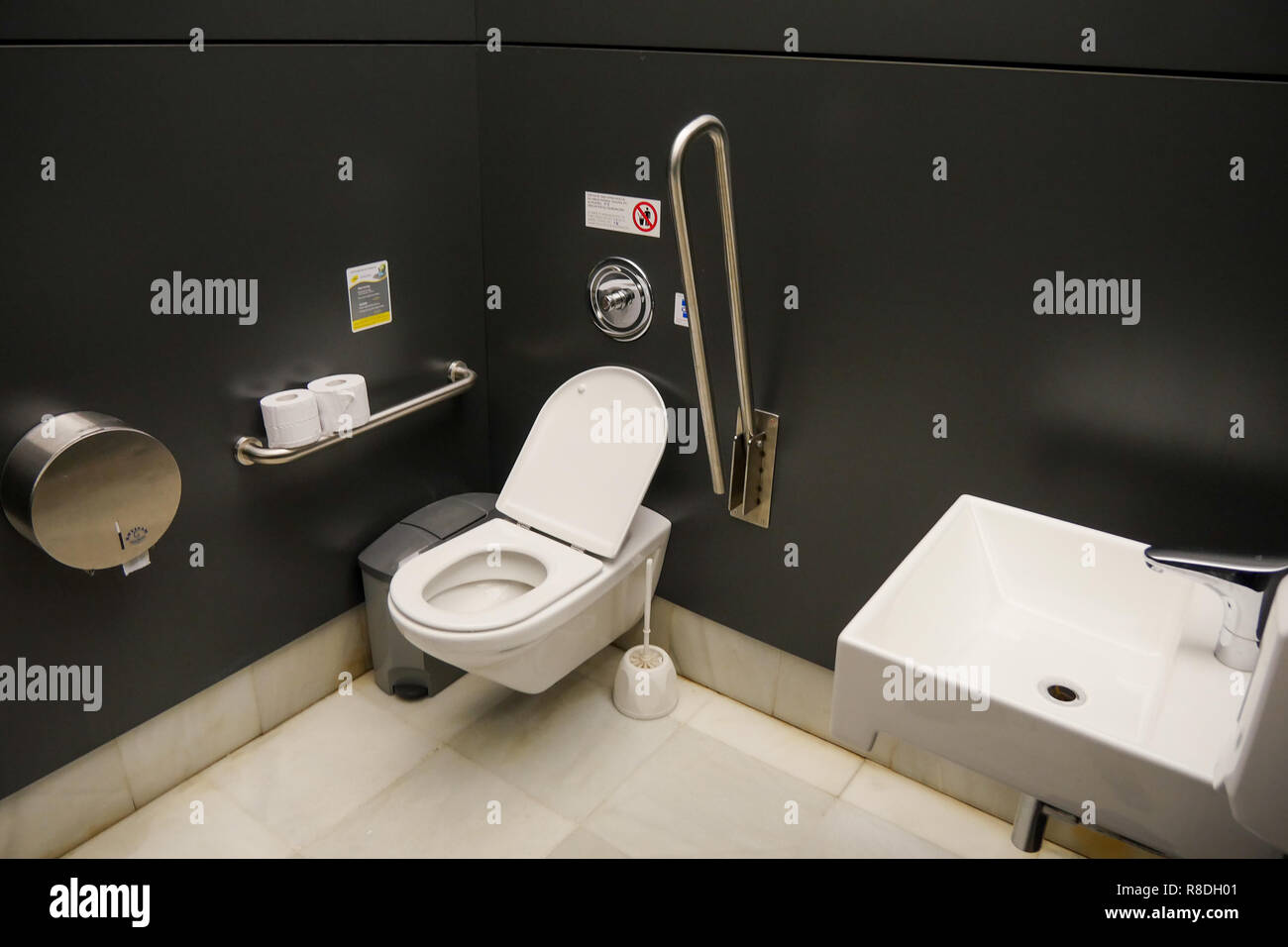 Toilettes pour personnes à mobilité réduite au Musée de la Reine Sofia - Museo Nacional Centro de Arte Reina Sofía, Madrid, Espagne Banque D'Images