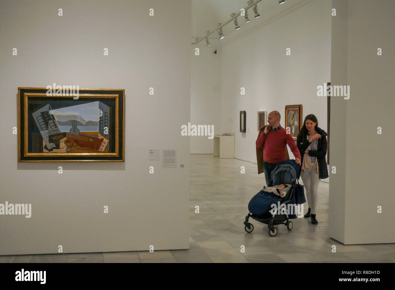 Les visiteurs se situent dans un espace d'exposition, Museo Nacional Centro de Arte Reina Sofía, Madrid, Espagne Banque D'Images