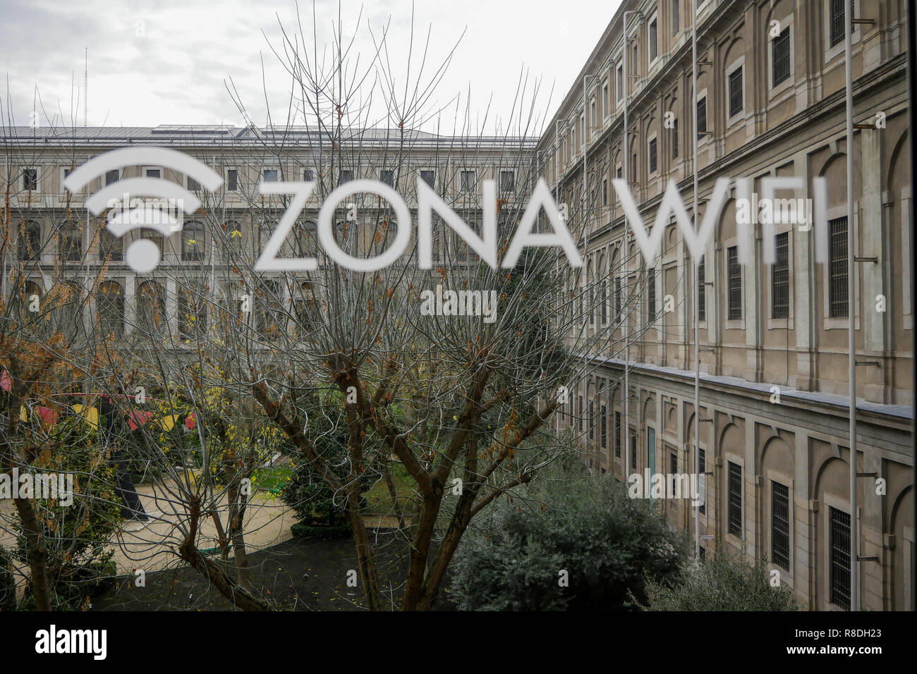 Une zone de connexion Wi-Fi gratuite au Musée de la Reine Sofia - Museo Nacional Centro de Arte Reina Sofía, Madrid, Espagne Banque D'Images