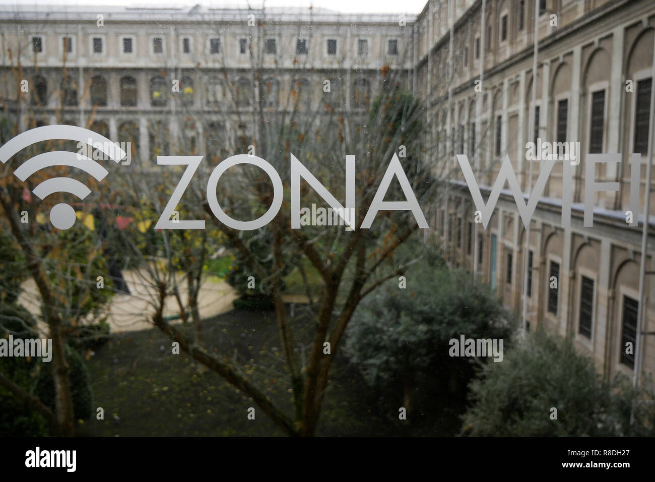 Une zone de connexion Wi-Fi gratuite au Musée de la Reine Sofia - Museo Nacional Centro de Arte Reina Sofía, Madrid, Espagne Banque D'Images
