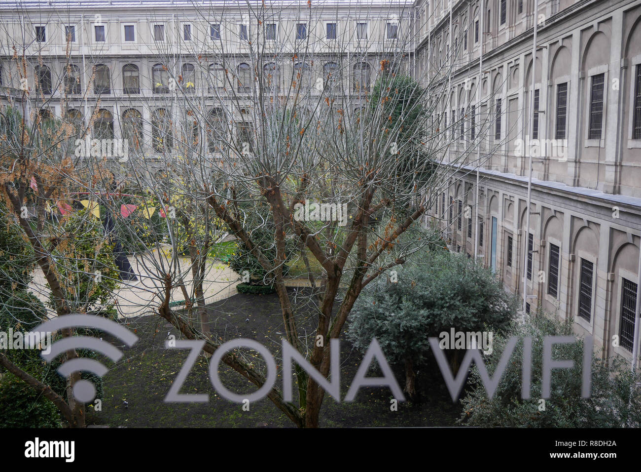 Une zone de connexion Wi-Fi gratuite au Musée de la Reine Sofia - Museo Nacional Centro de Arte Reina Sofía, Madrid, Espagne Banque D'Images
