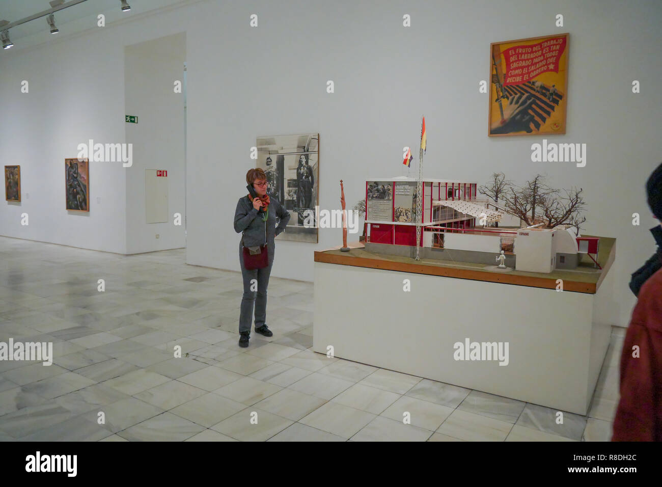 Les visiteurs se situent dans un espace d'exposition, Museo Nacional Centro de Arte Reina Sofía, Madrid, Espagne Banque D'Images