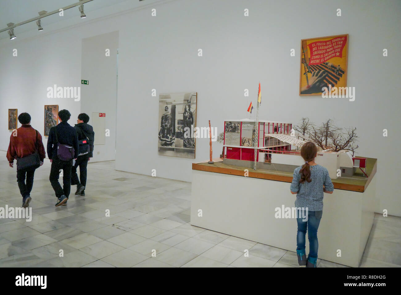 Les visiteurs se situent dans un espace d'exposition, Museo Nacional Centro de Arte Reina Sofía, Madrid, Espagne Banque D'Images