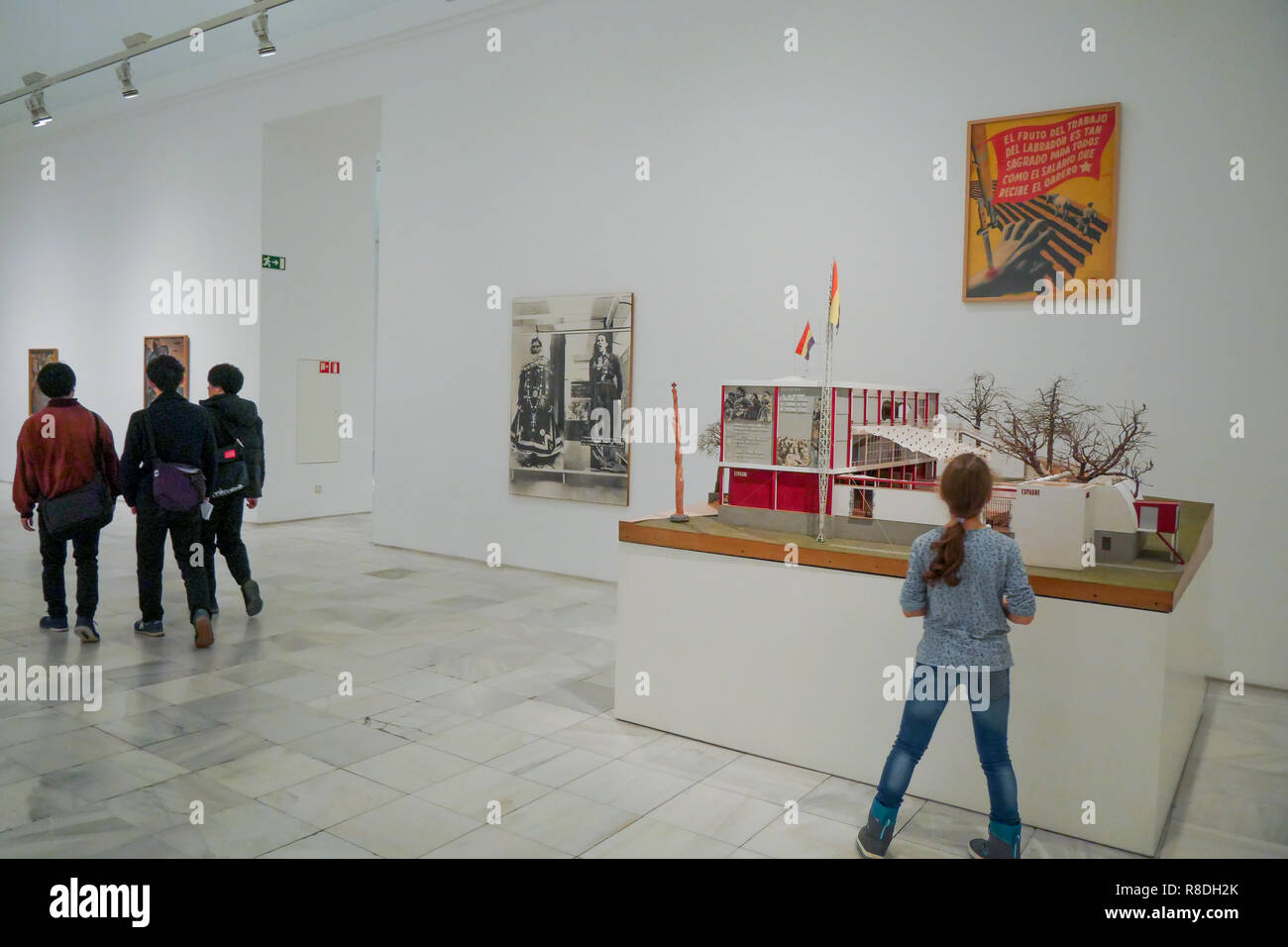 Les visiteurs se situent dans un espace d'exposition, Museo Nacional Centro de Arte Reina Sofía, Madrid, Espagne Banque D'Images