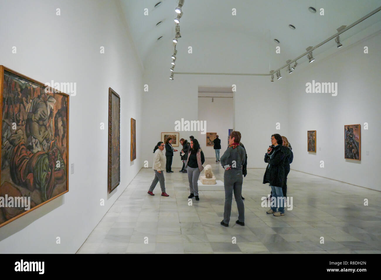 Les visiteurs se situent dans un espace d'exposition, Museo Nacional Centro de Arte Reina Sofía, Madrid, Espagne Banque D'Images