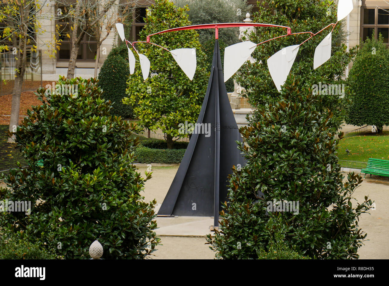 Alexander Calder sculpture mobile, les jardins de la Reine Sofia - Museo Nacional Centro de Arte Reina Sofía, Madrid, Espagne Banque D'Images